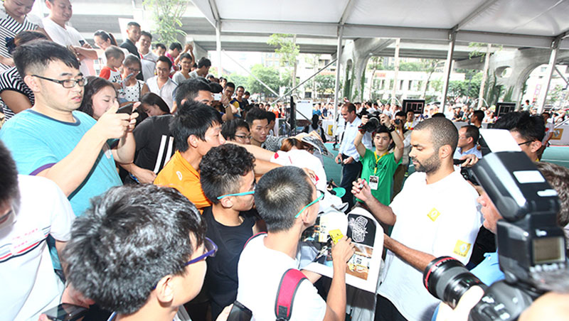 Tony Parker signing autographs for Chinese fans
