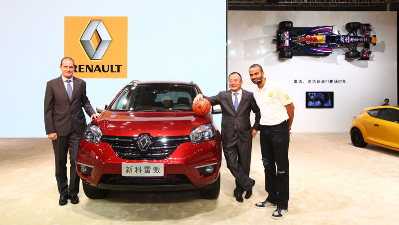 Tony Parker et Koleos à la conférence de presse Renault de Chengdu