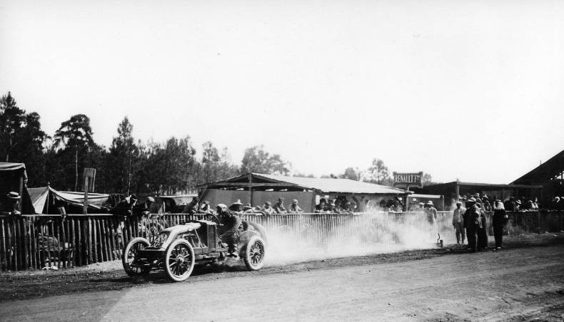La Renault de Ferenc Szisz victorieuse au premier Grand Prix de France de 1906