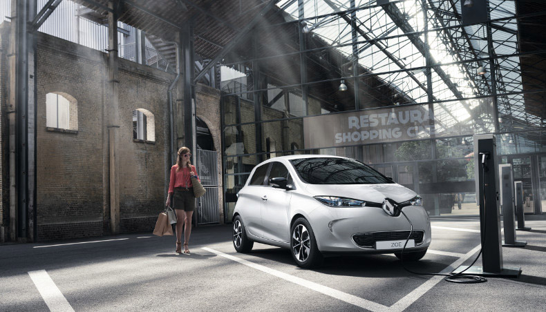 Renault ZOE 2017 en situation statique à une borne de chargement