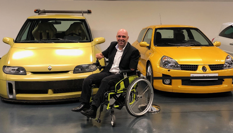 Philippe Croizon visite le patrimoine de Renault Classic avec l'Espace R.S. et la Clio R.S.