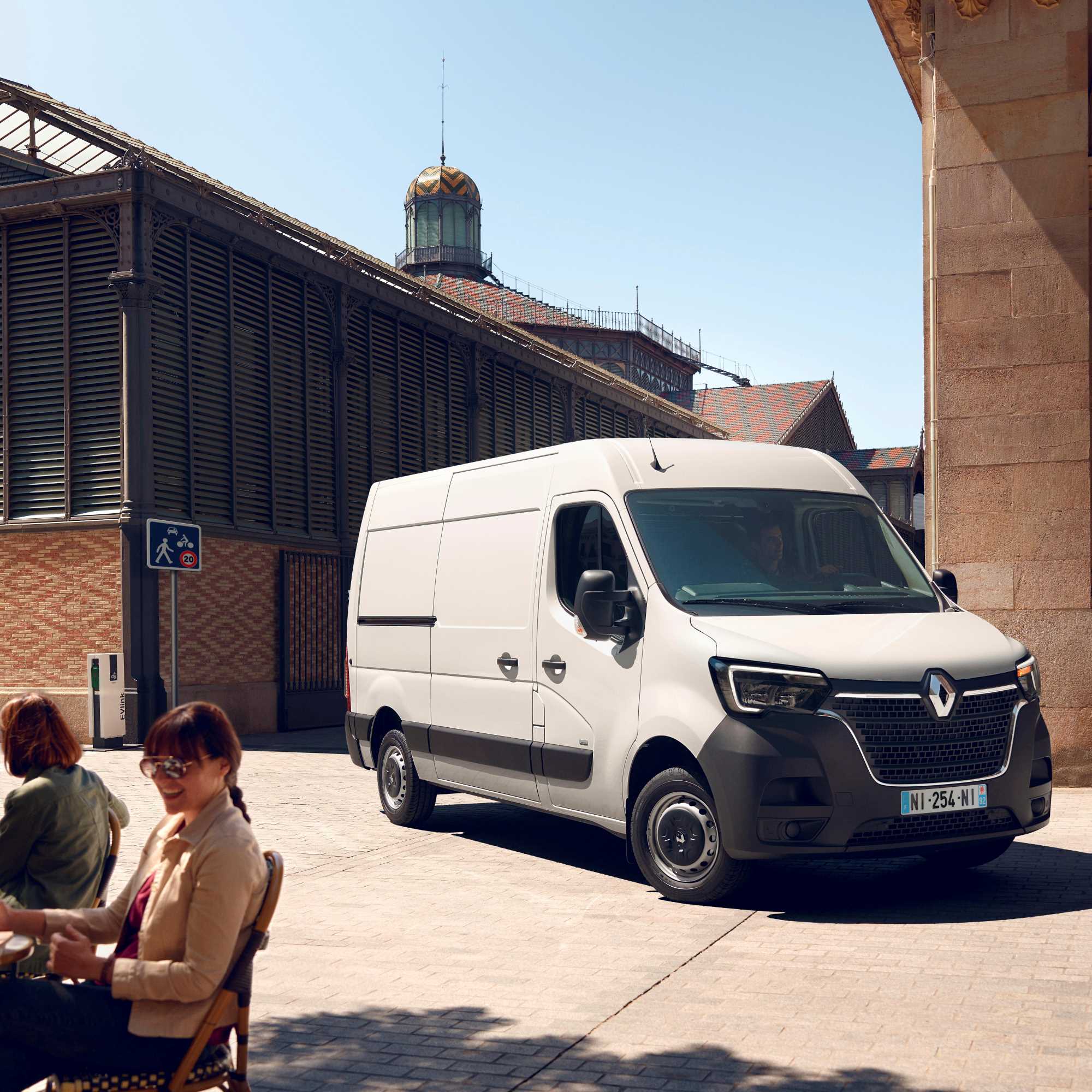 Renault Master ZE, the new van 100% electric - New Vans - Planet Trucks