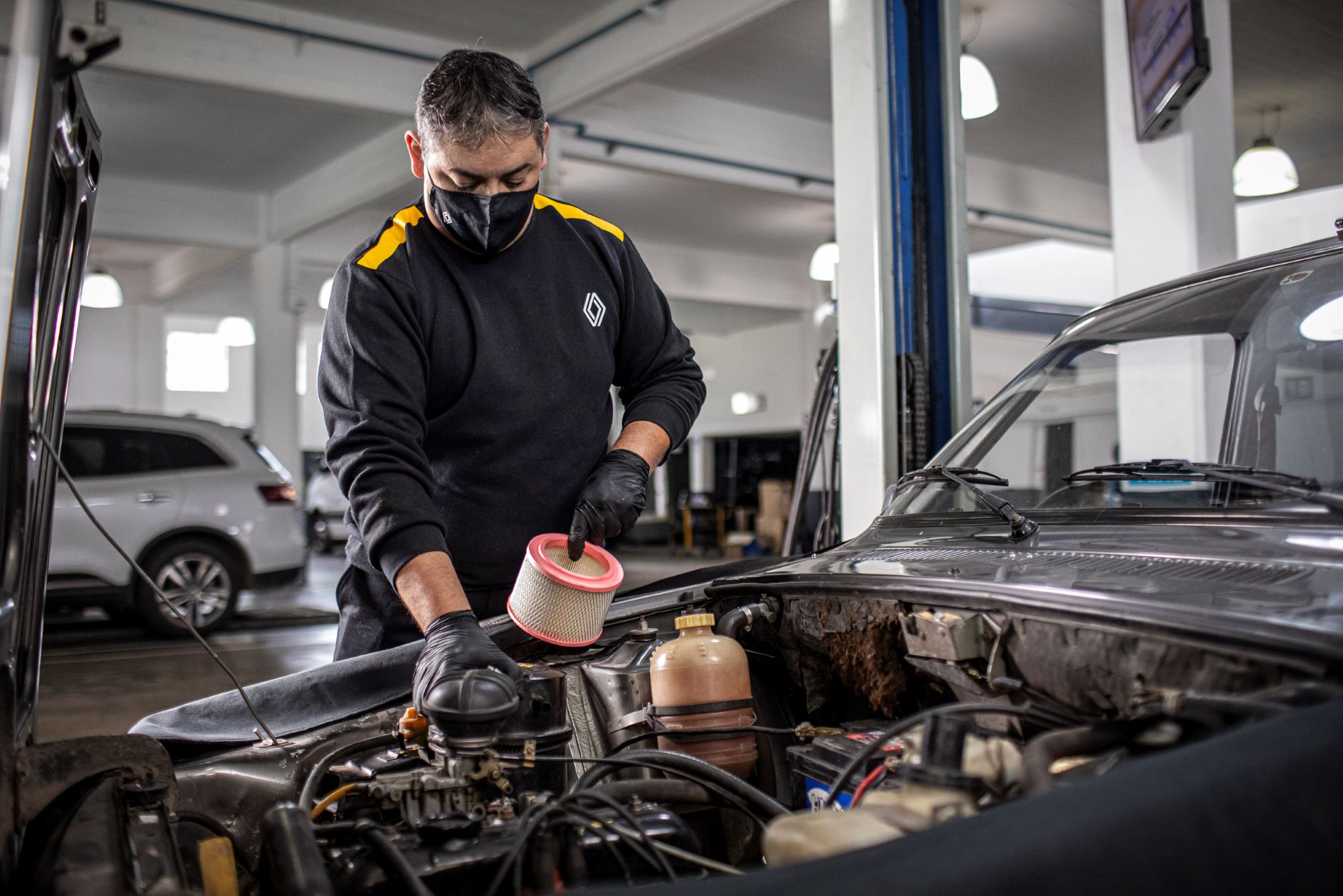 Les experts de Renault care service à la tâche pour remettre à neuf la R12 d’Alberto