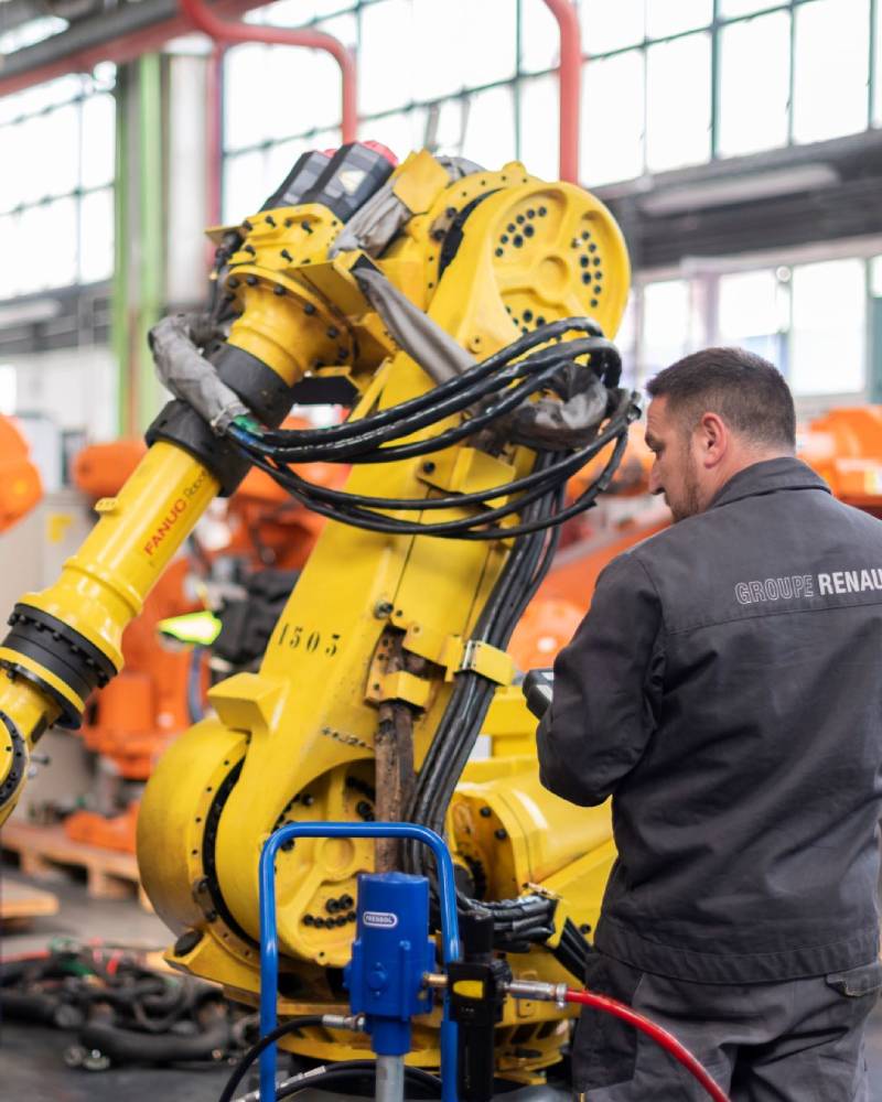 Retrofitting robots: the other operation at the Refactory