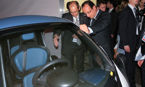 Rio+20: French President François Hollande meets Twizy - Renault Group